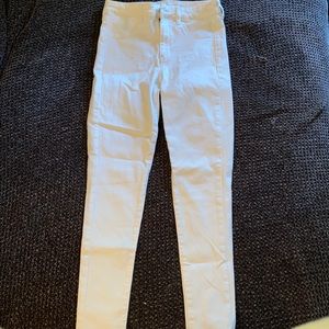 White American Eagle skinny jeans